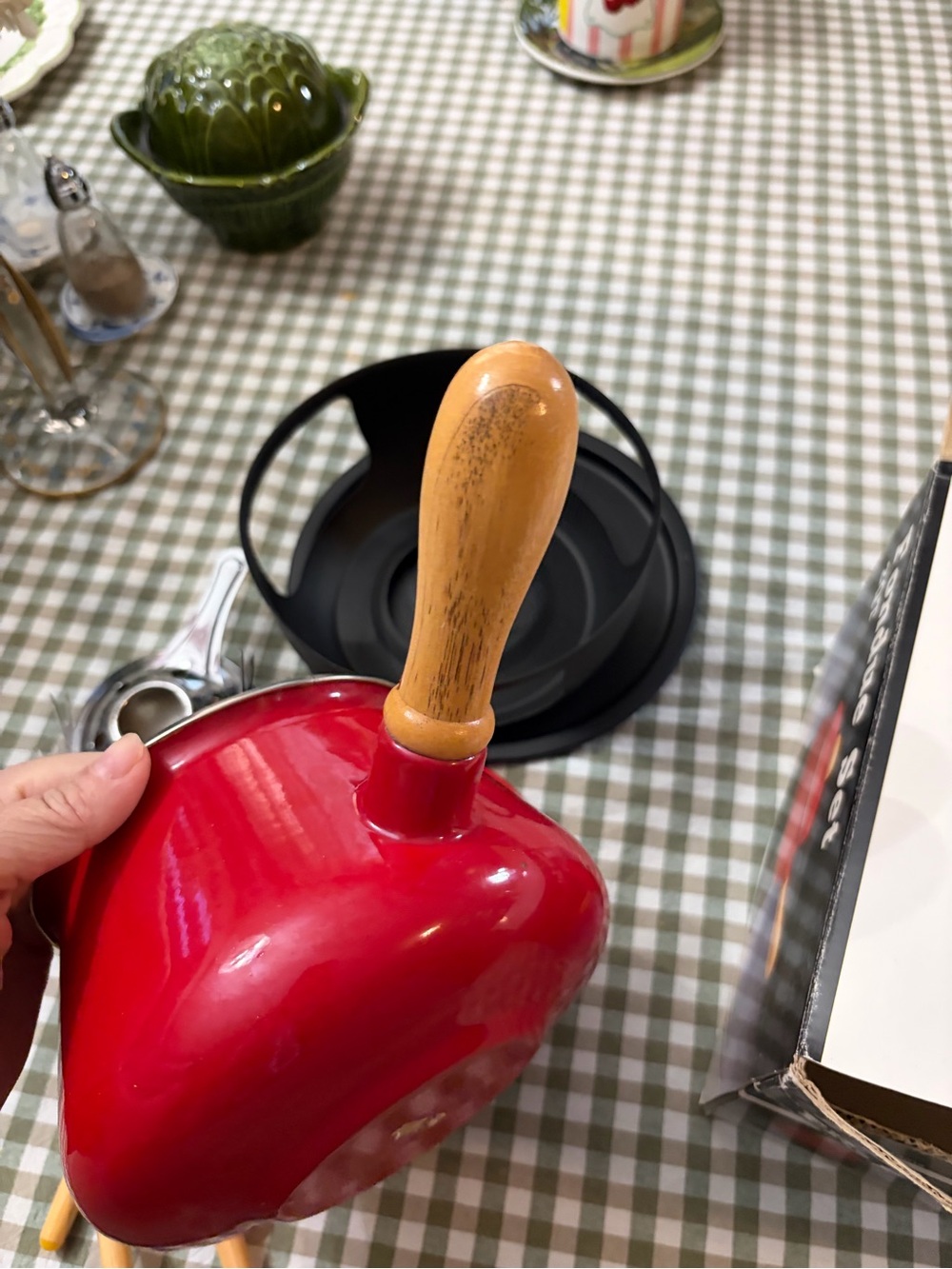 Red Fondue Set with Wooden Handles - 2QT - Picture 8 of 16